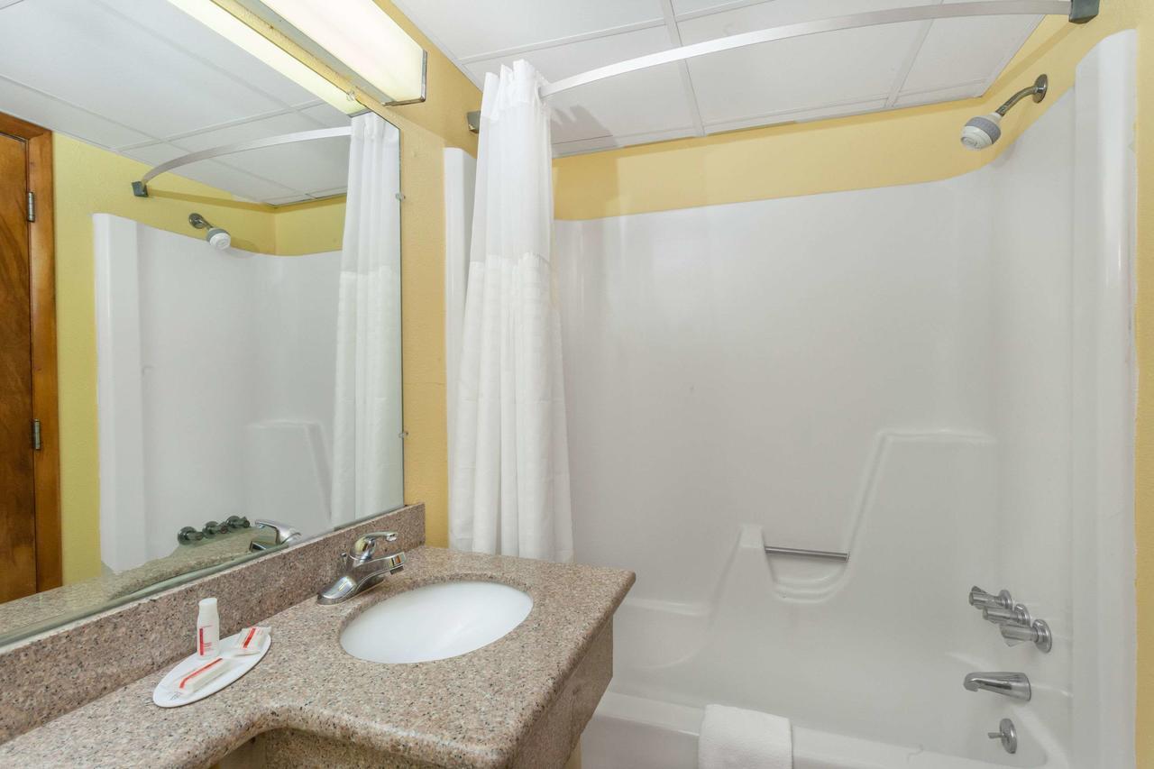 Days Inn By Wyndham Scranton Pa Dickson City Екстериор снимка